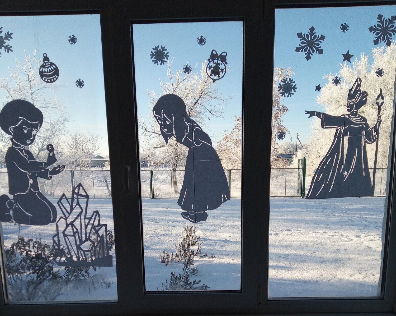 Тематическая композиция на окнах новый год